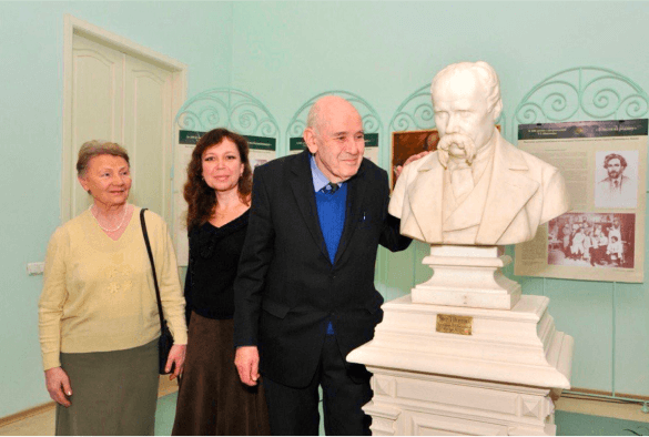 На цих світлинах Федір Семенович Рофе-Бекетов, праонук Христини Данилівни та Олексія Кириловича Алчевських і поруч його донька Ірина, на відкритті у Харкові виставки одного пам'ятника 'В гості на батьківщину' до 200-річчя Тараса Шевченка.