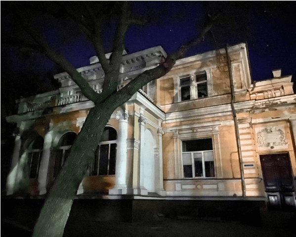 Особняк Алчевських. Пам’ятник стояв праворуч від нього