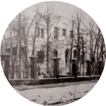 Вигляд фасаду будівлі на початку XX століття