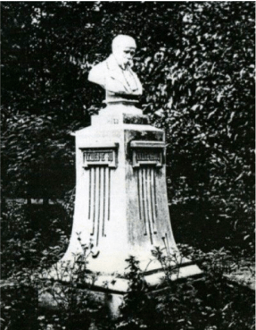 Фото першого пам'ятника Т.Г.Шевченка з зошита Христини Олексіївни Алчевської та ії згадки про події минулих часів.