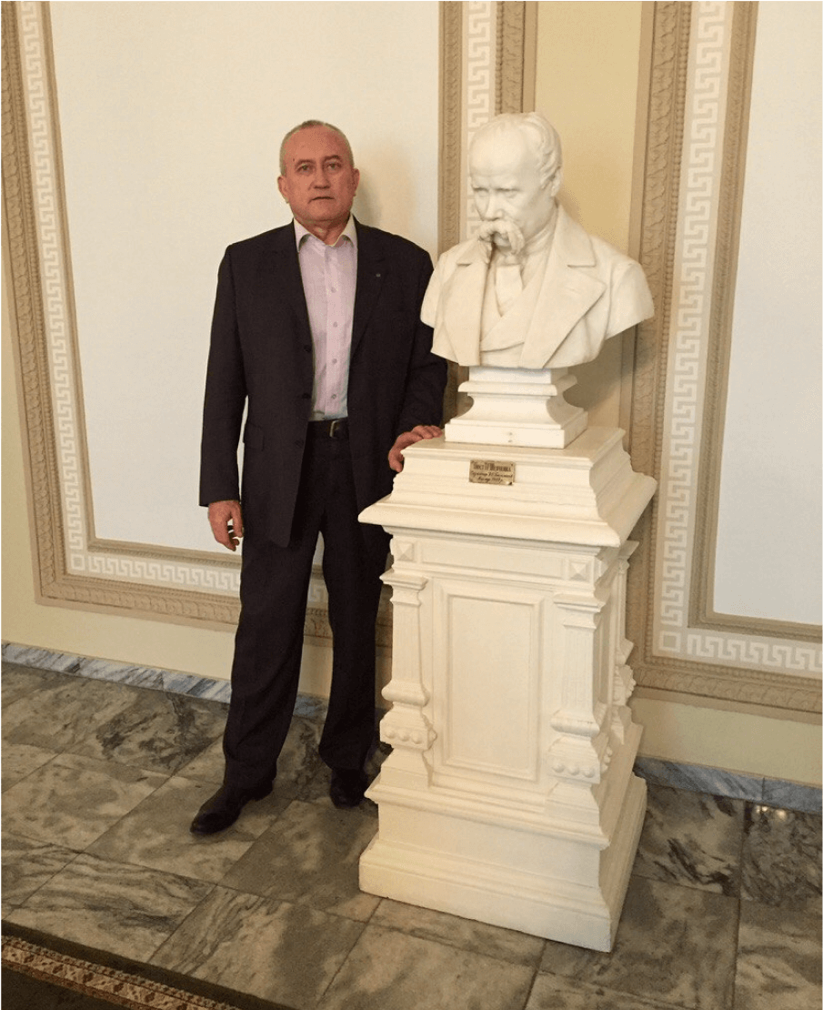 Леонід Рубаненко біля улюбленого пам'ятника в НМТШ.